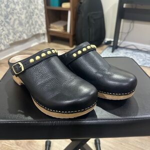 Dansko Britton Women’s Black Leather Clogs